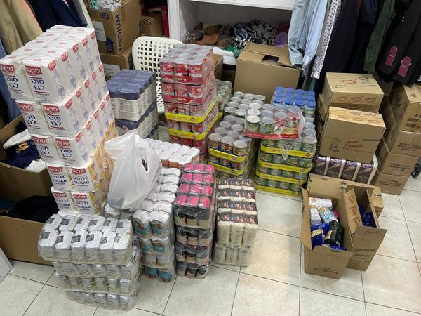 Supply of canned goods and food for distribution